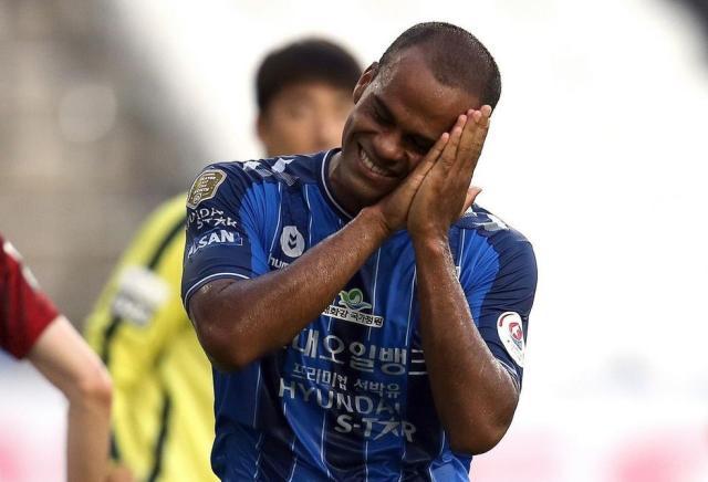 ag体育网站-亚冠金靴想签中超队后再外租回蔚山 只为踢世俱杯