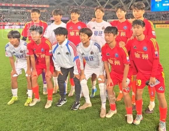 AG体育-徐州vs宿迁赛后,江苏常晋球员合影,苗润东、张桐瑞交换球衣